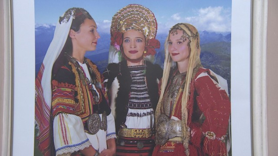 Стогодишни носии в календарите на етнографския музей | StandartNews.com