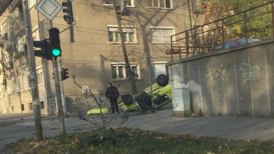 Такси се обърна на таван при катастрофа  в Стара Загора | StandartNews.com