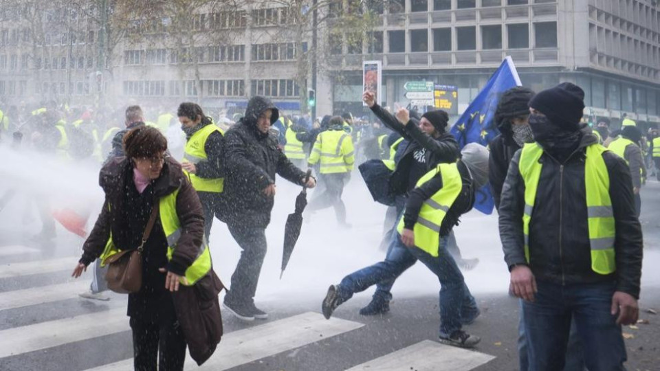 Сблъсъци между полицията и "жълтите жилетки" в Брюксел | StandartNews.com