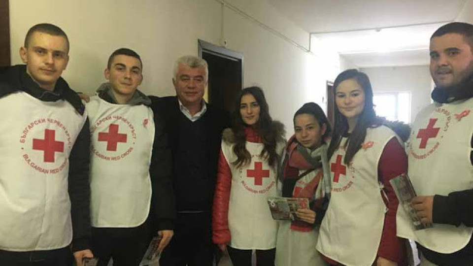 Млади червенокръстци от Момчилград с антиспин кампания | StandartNews.com