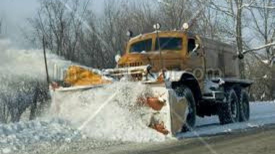 Над 340 машини чистят пътищата от снега | StandartNews.com