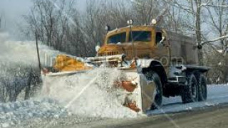 220 машини чистят пътищата от снега