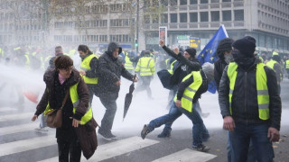 Бой, сълзотворен газ и 100 арестувани в Париж