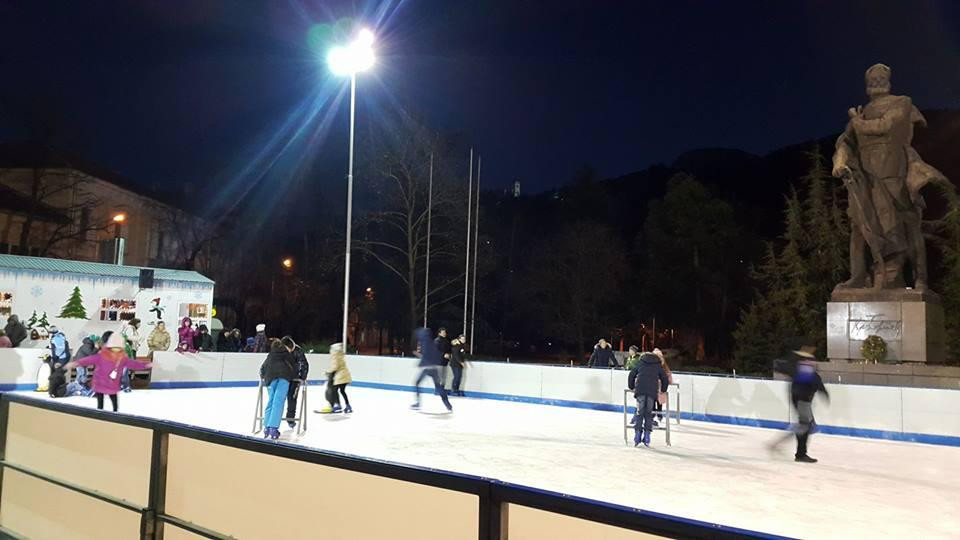 Отвориха за посетители Ледената пързалка във Враца | StandartNews.com