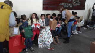 Деца от Каспичан получиха коледни подаръци от Германия