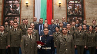 Показаха новата парадна униформа на военните