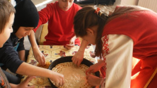 Деца изработват сурвачки и обредни коледни хлябове