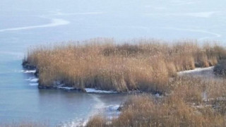 Лед скова езерото "Сребърна"
