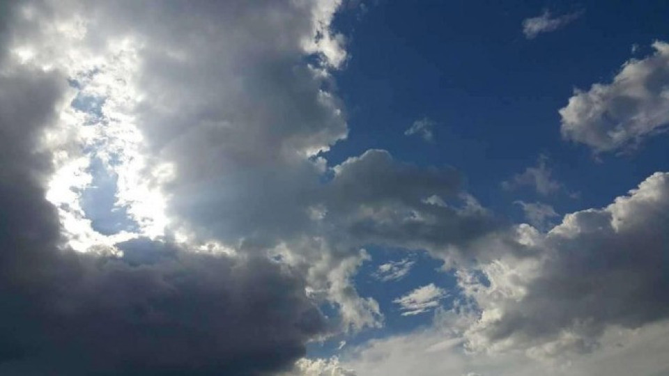 Спокойно време с малко облаци днес | StandartNews.com