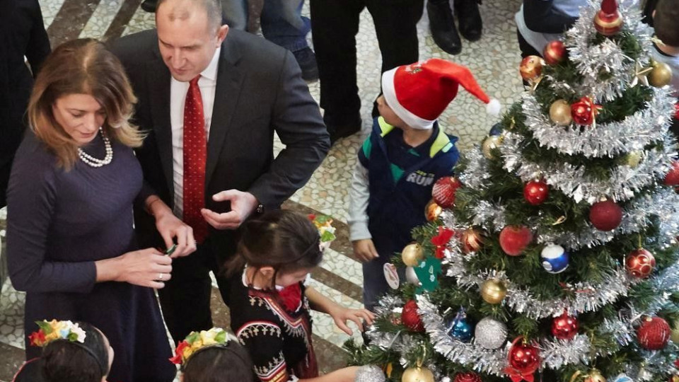 Деца, Радев и Радева украсиха елхата на Дондуков 2 | StandartNews.com