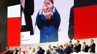 Овации, сълзи и диригентска палка за Меркел