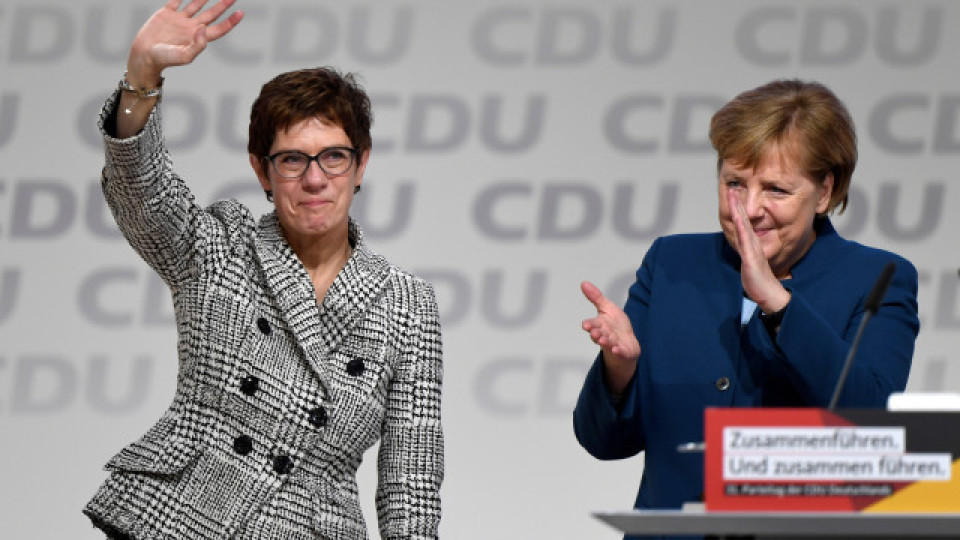 Любимка на Меркел оглави ХДС | StandartNews.com