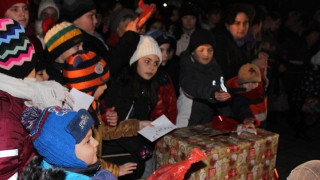 Дядо Коледа  раздаде  500 подаръка  под елхата в Разград