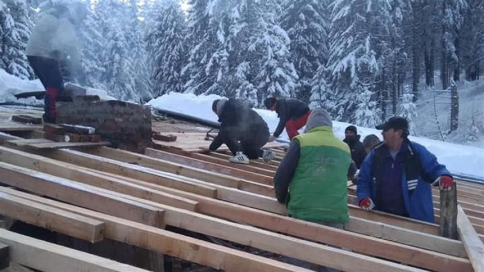 Туристи ремонтираха покрива на хижа "Ком" | StandartNews.com