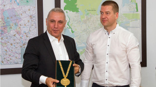 Стоичков с огърлицата  за "Почетен гражданин на Стара Загора"