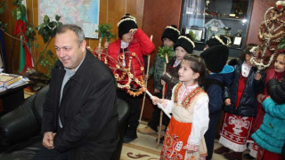 Малки коледари гостуваха на кмета на Ардино и общинските съветници