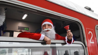 Дядо Коледа пристига в Лом с влак на БДЖ