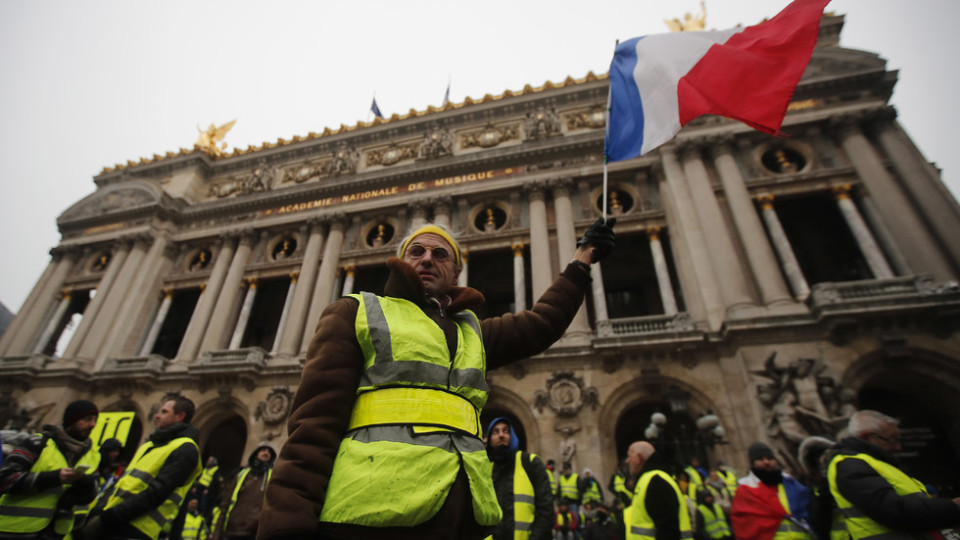 Арести и сълзотворен газ на протеста в Париж | StandartNews.com