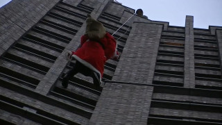 Дядо Коледа се спусна по въже от небостъргач в Берлин