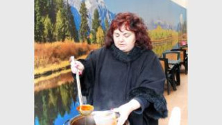 Директорката на Езикова гимназия „Иван Вазов“ Вихра Ерамян в кампан