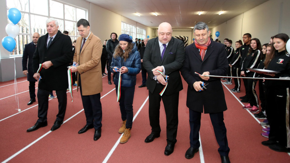 Министър Кралев откри обновените атлетически писти в Пловдив | StandartNews.com