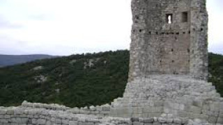Макет на средновековната кула на Перперикон  в парк в Измир
