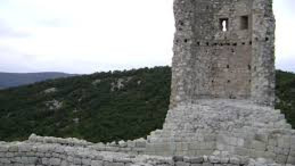 Макет на средновековната кула на Перперикон  в парк в Измир | StandartNews.com