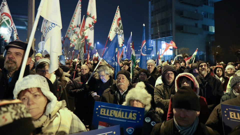 Хиляди унгарци отново на протест в Будапеща | StandartNews.com
