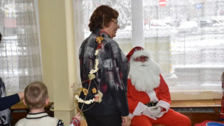 Дядо Коледа посещава всяка детска градина в Ловеч