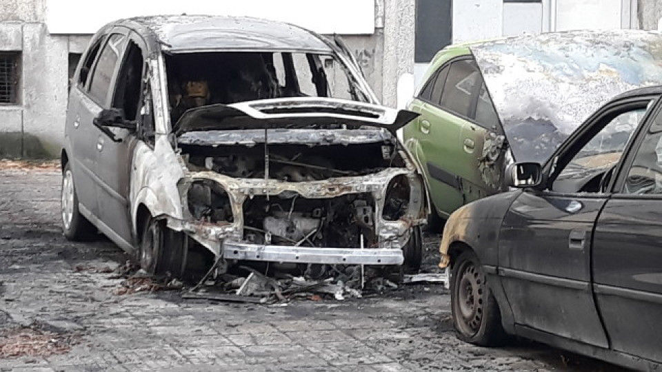 Три коли бяха изпепелени в Пловдив тази нощ | StandartNews.com