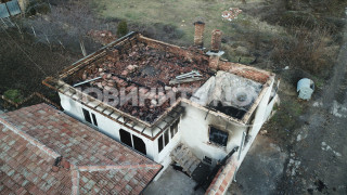 Евтини коледни лампички подпалиха къща във Великотърновско