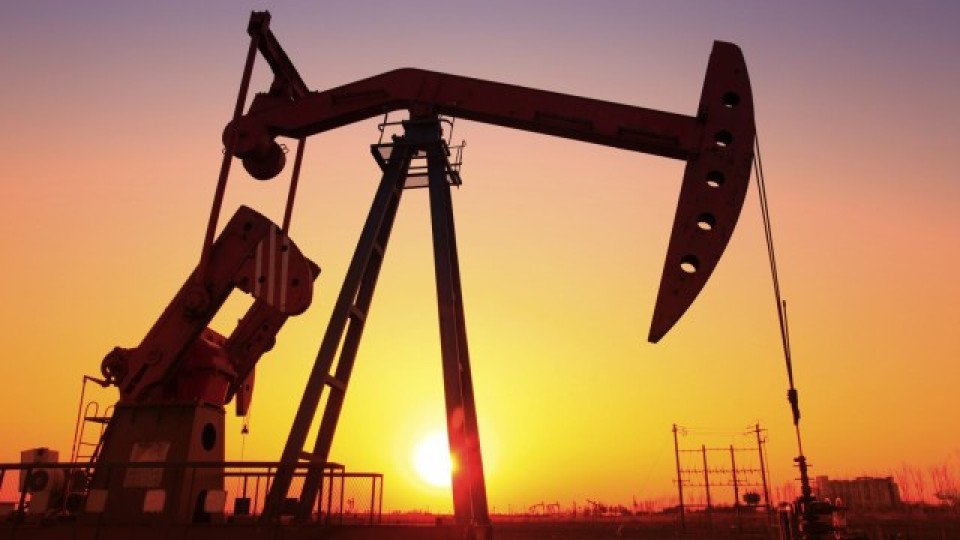 Петролът продължава да поевтинява | StandartNews.com