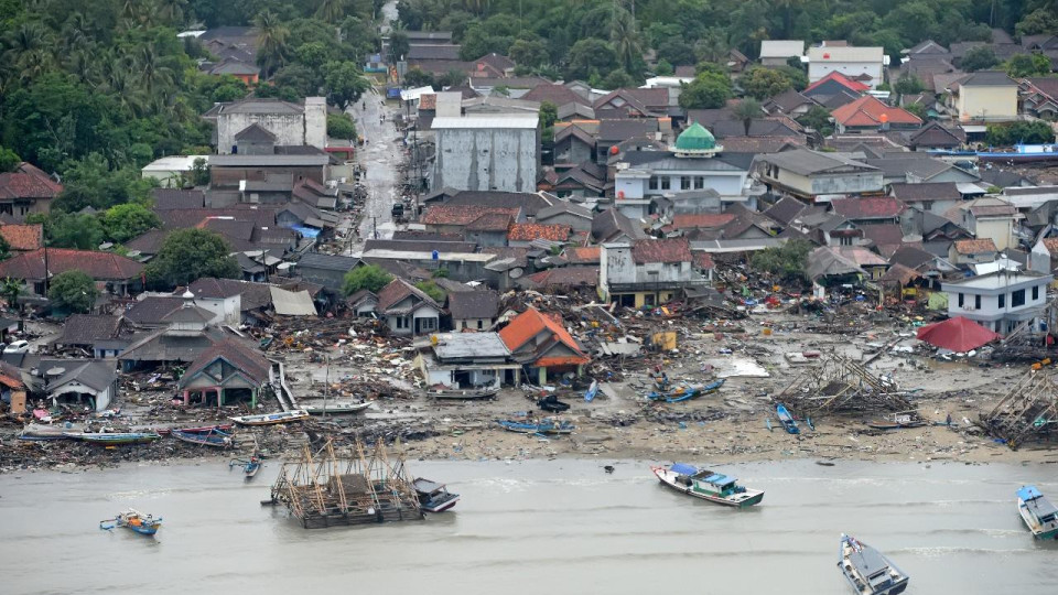 429 са вече жертвите от цунамито в Индонезия | StandartNews.com