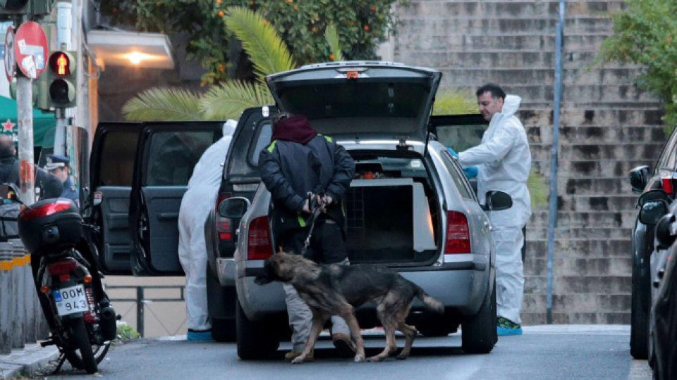Бомба рани двама в църква в Атина | StandartNews.com