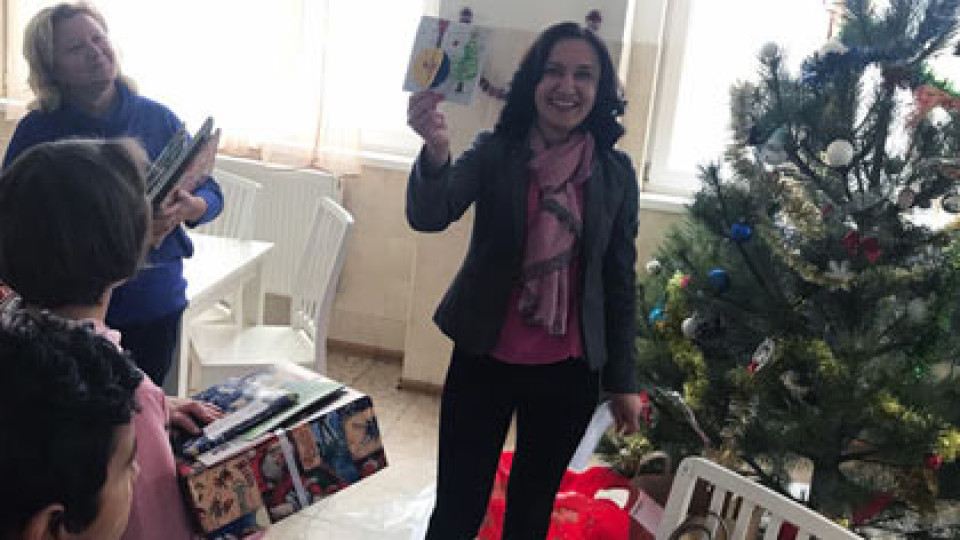 Старозагорският омбудсман раздаде  подаръци на деца-сираци | StandartNews.com