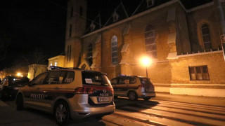 Издирват нападателите на църква край Виена