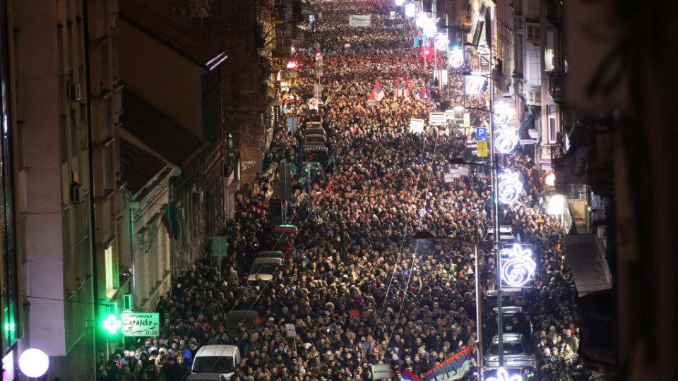 Хиляди на протест срещу Вучич | StandartNews.com