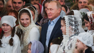 Путин посрещна Рождество в храма, където е кръстен