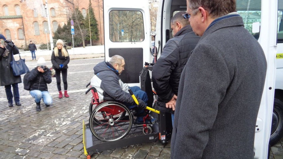 Нови микробуси за превоз на хора с увреждания в София | StandartNews.com