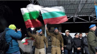 Футболни агитки и командоси на митинта във Войводиново