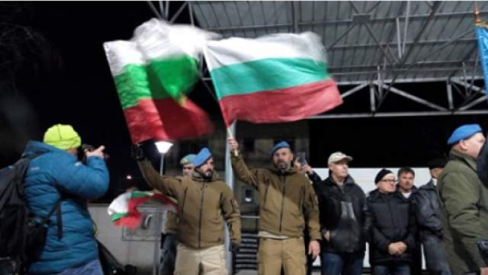 Футболни агитки и командоси на митинта във Войводиново | StandartNews.com