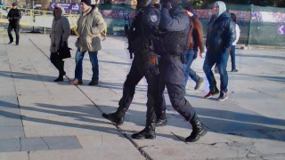Въоръжени полицаи, скенери и опашки за шалчета в Пловдив