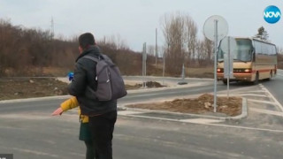 Автобуси подминават село, не могат да вземат завой