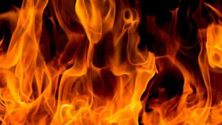 Съпрузи пострадаха при пожар в дома си