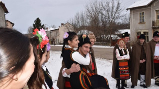 В ловешкото село Радювене изпълниха обичая "Дойлада"