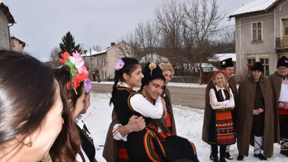 В ловешкото село Радювене изпълниха обичая "Дойлада" | StandartNews.com