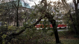 Евакуираха гимназия заради ураган