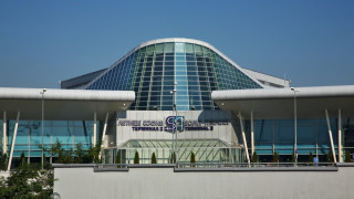 Отменен полет блокира 200 души на летище София