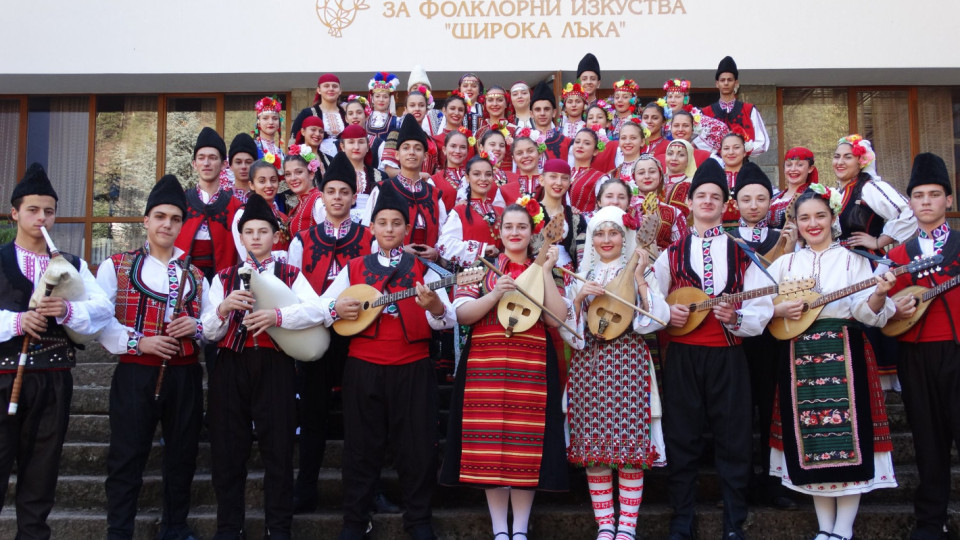 Кампания на "Райфайзенбанк" подкрепя застрашен от изчезване фолклор | StandartNews.com