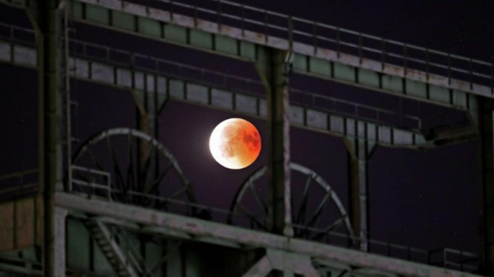 Очаква ни небесен спектакъл - пълно затъмнение на Супер Луна | StandartNews.com